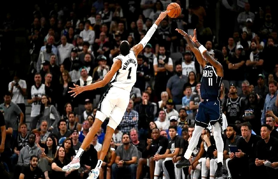 爱游戏登录入口-国王在主场逆转爵士，霍尔蒙特成为得分王