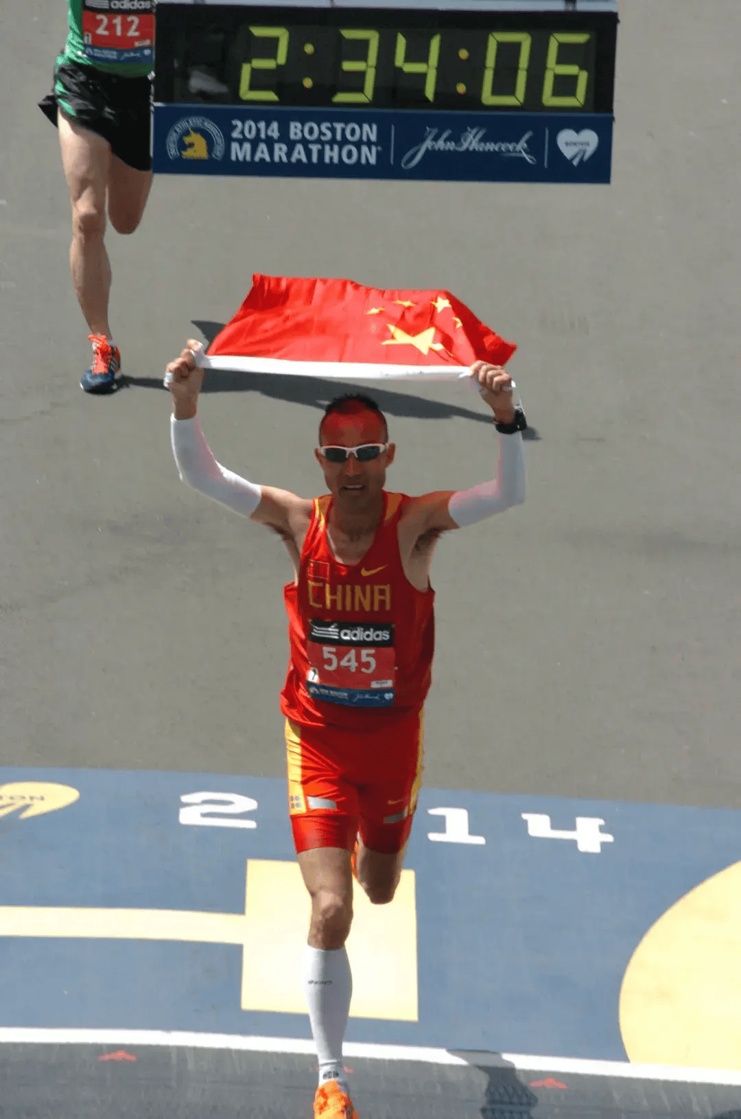 爱游戏网站入口-举重选手冲刺冠军，克服困难