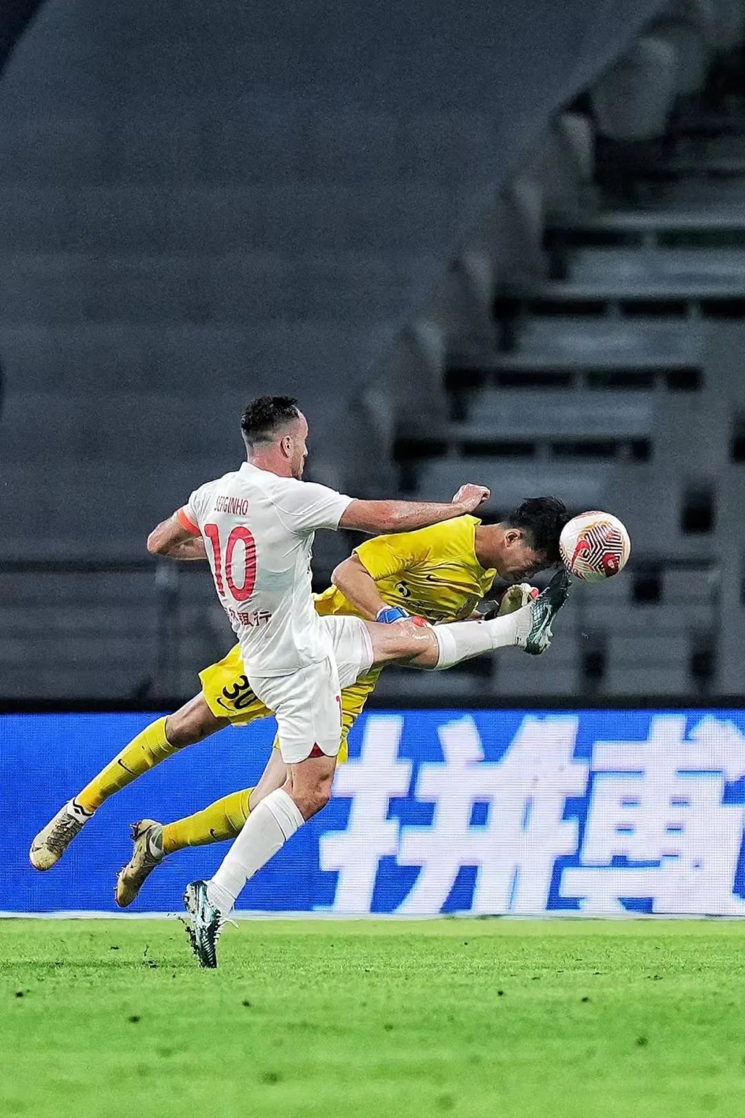 爱游戏官网登录网址-关于申花大胜亚泰，稳固领先位置的信息