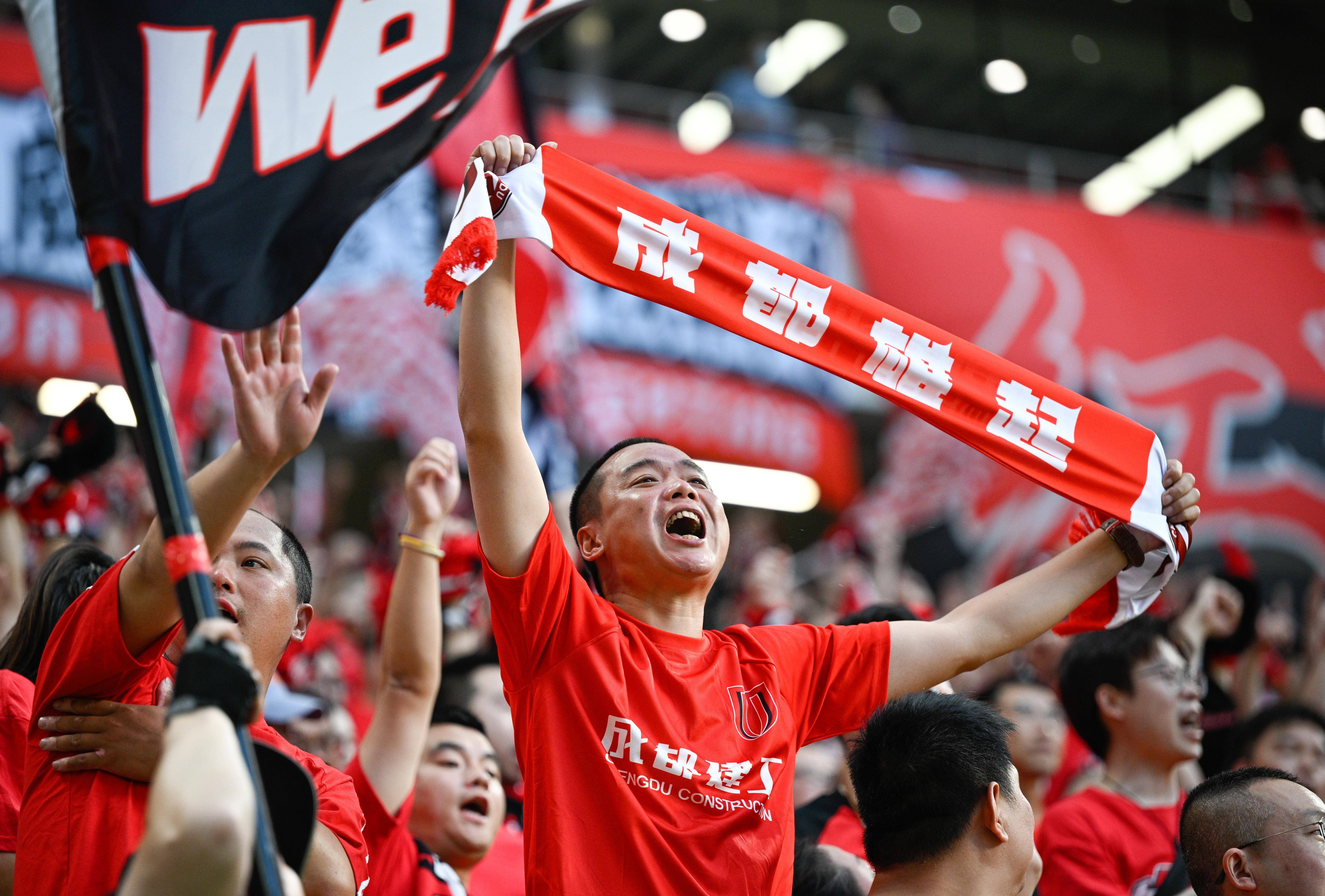 爱游戏电竞-激烈竞技赛事引发球迷热议，场上精彩瞬间回顾