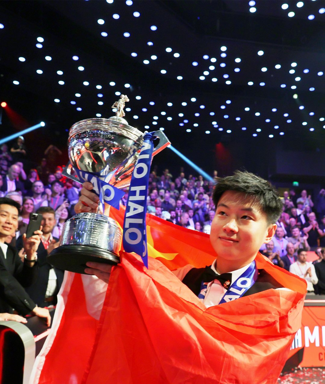 爱游戏官方-球员的飒爽英姿征服了所有球迷的心