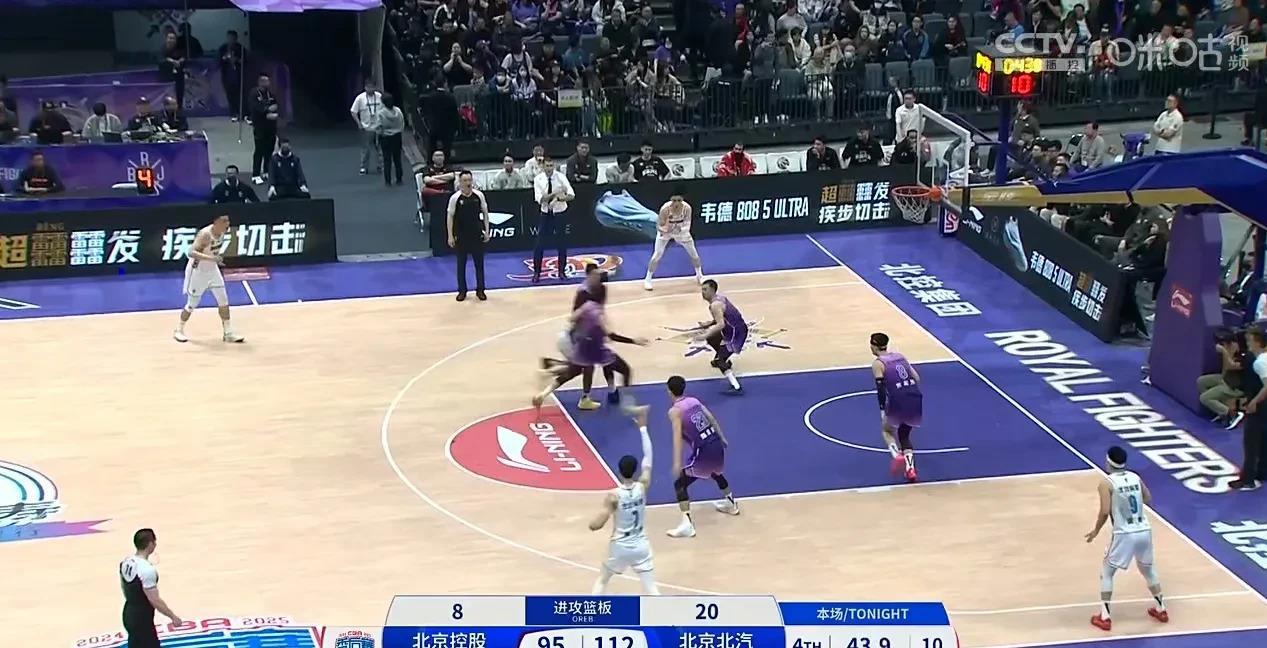 爱游戏活动-进攻篮下的激烈争夺成为比赛亮点