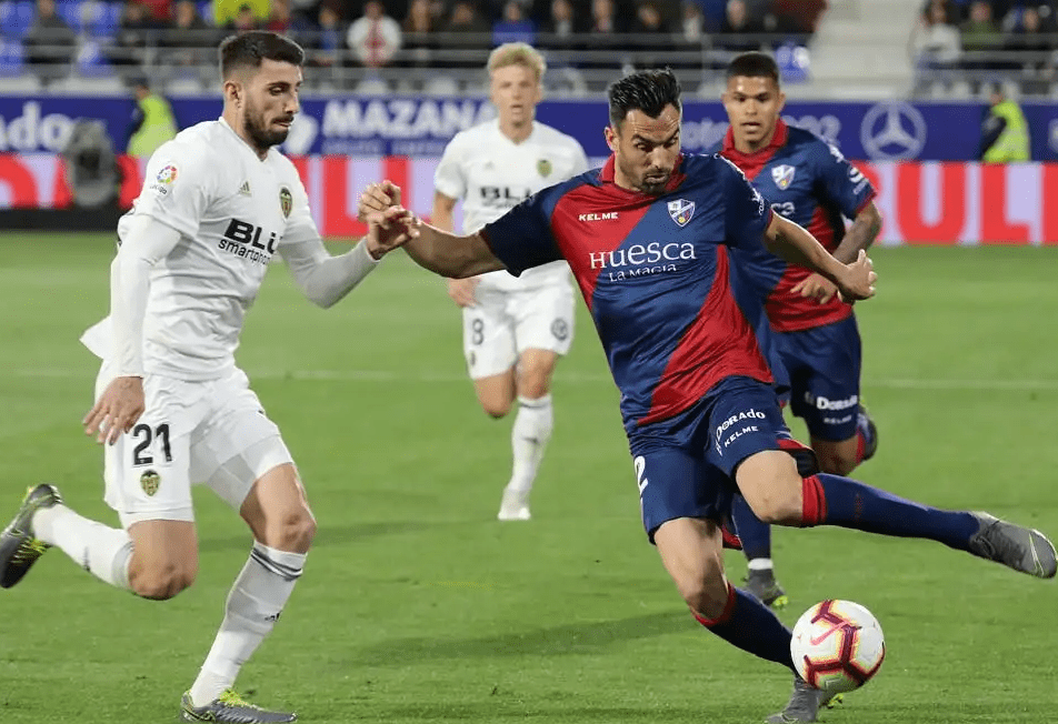 关于韦斯卡队员表现出色，帮助球队战胜对手的信息