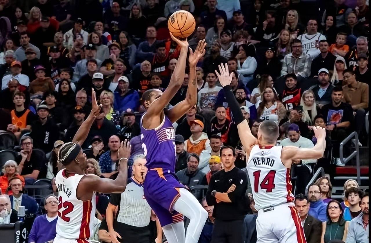 明星球员实力碰撞，篮球场上燃起绝技之光的简单介绍