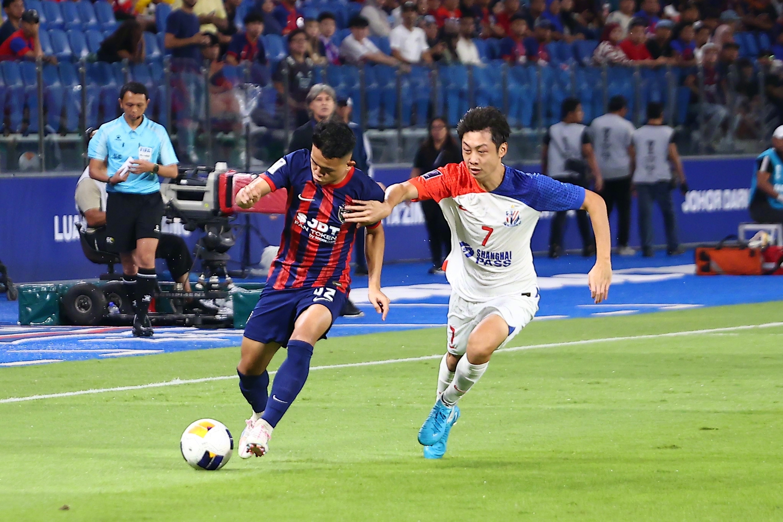 爱游戏活动-勇敢的球员在亚洲足球锦标赛上拼尽全力