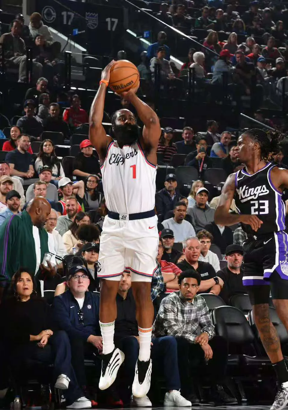 爱游戏地址-快船队客场力挫骑士队，迎来八连胜