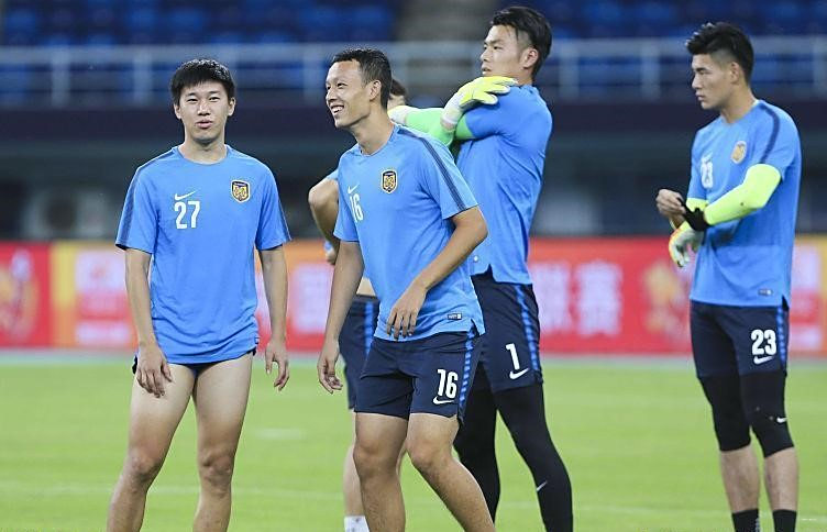 详细阅读:爱游戏链接-关于泰达对阵苏宁——实力对比双方拼尽全力的信息 爱游戏链接-关于泰达对阵苏宁——实力对比双方拼尽全力的信息