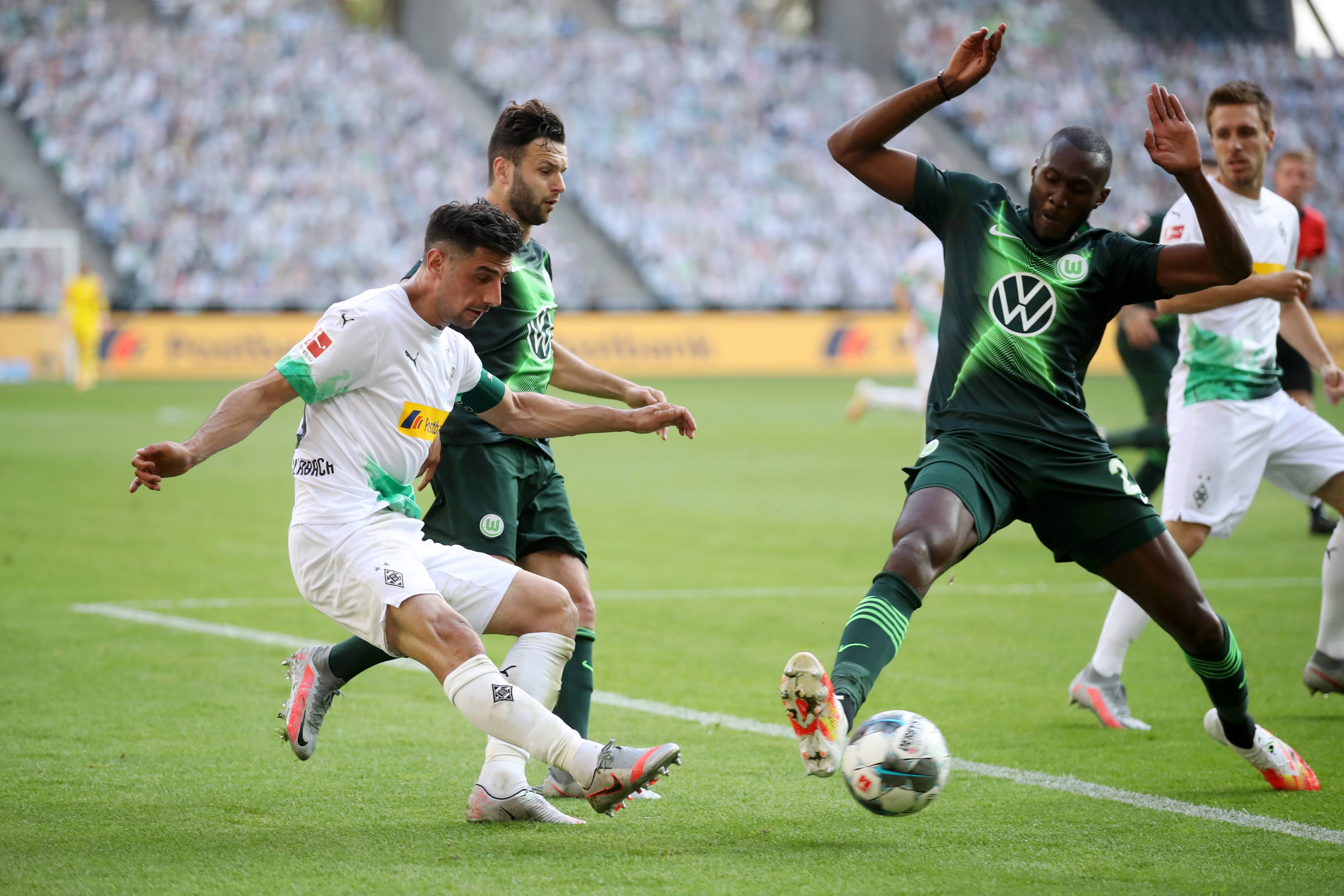 爱游戏官网入口-包含门兴格拉德巴赫球员群体庆祝进球，士气高昂的词条