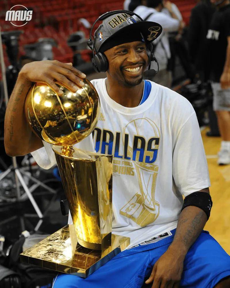 爱游戏活动-热火队客场击败独行侠，守住榜首位置