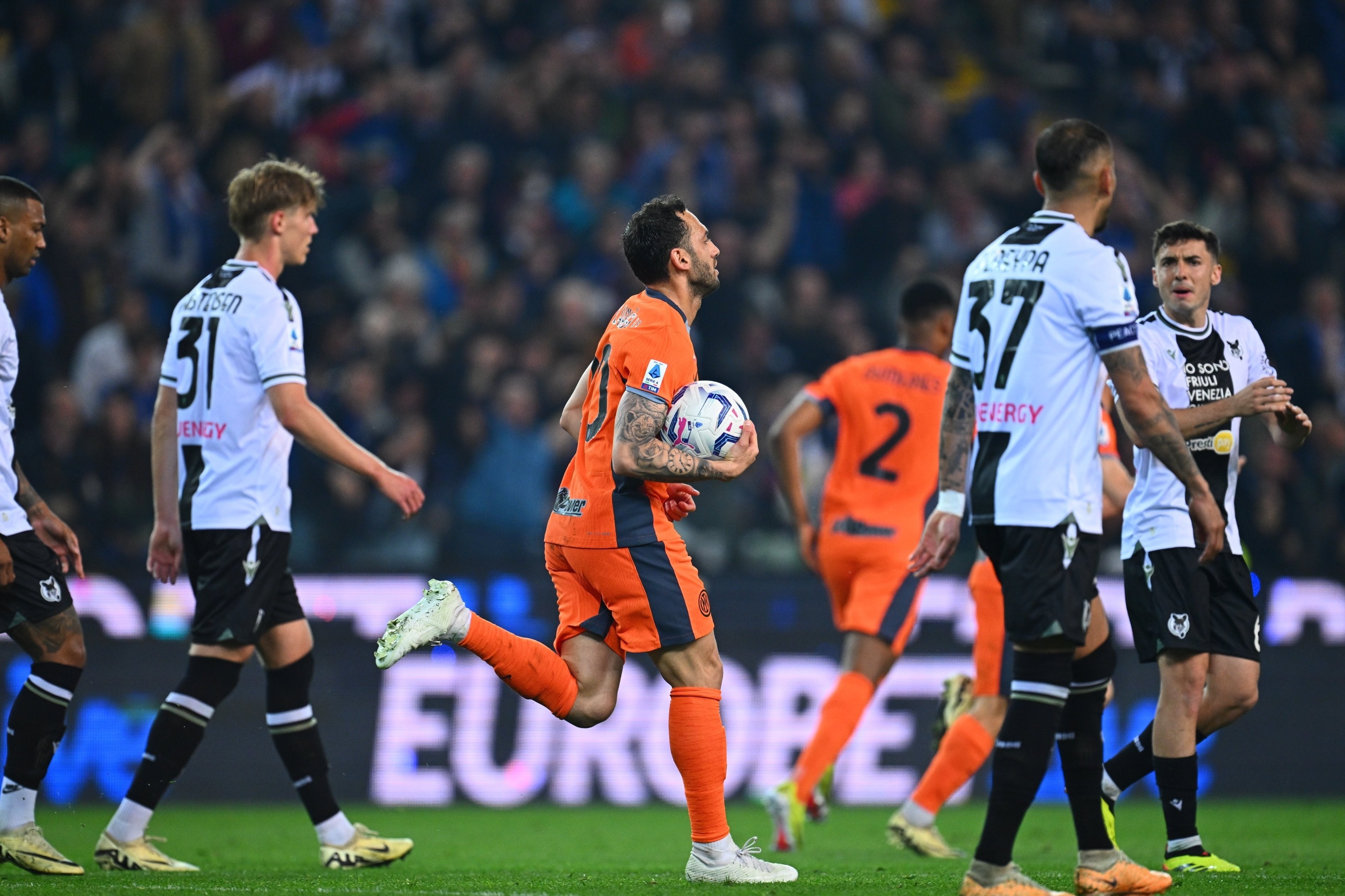 详细阅读:爱游戏官网登录网址-西甲球队遭遇内讧,教练组危机 爱游戏官网登录网址-西甲球队遭遇内讧,教练组危机